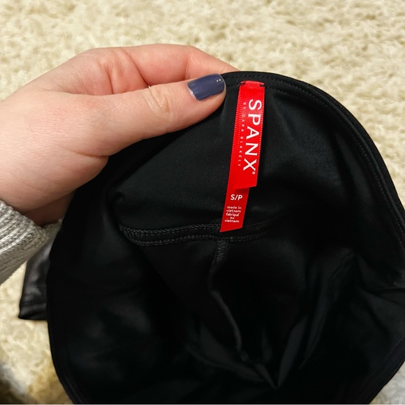 Spanxs women’s faux leather leggings size small - Picture 2 of 4